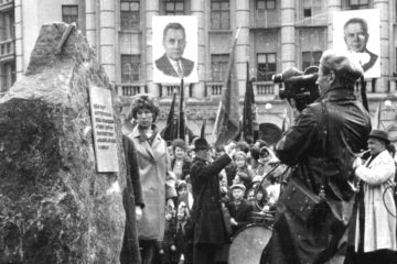 Летом 1966 года на главную клумбу Норильска  водрузили габбро-диабазовую глыбу