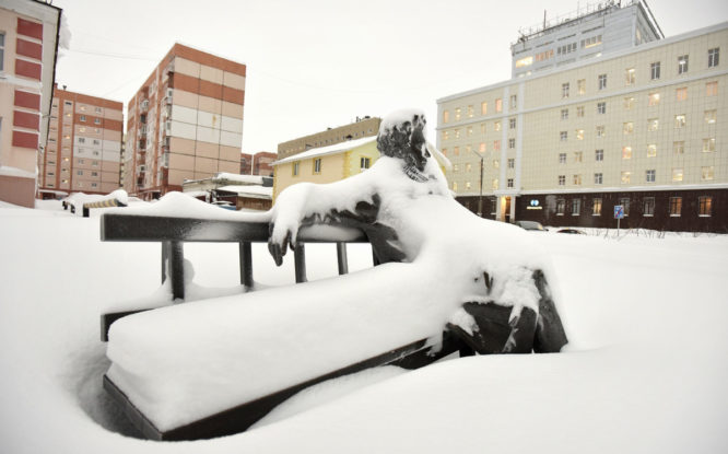 «Замерзшего» Пушкина в Норильске укутали шарфом