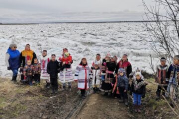 В Волочанке местные жители совершили обряд кормления воды
