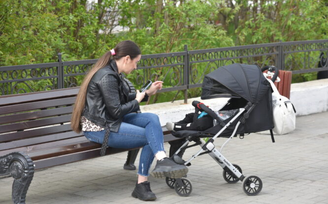 Период ухода до 1,5 лет за каждым ребенком включат в страховой стаж
