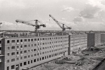 Какое норильское здание строится на этом старом фотоснимке?