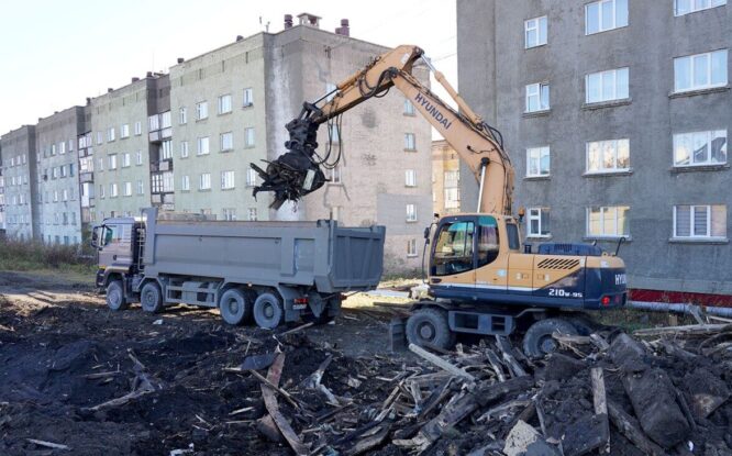 В Дудинке продолжают очищать город от захламленности