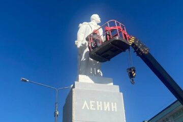 Памятник Ленину вернулся на привычное место на площади Октябрьской