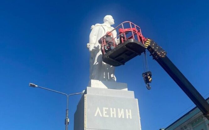 Памятник Ленину вернулся на привычное место на площади Октябрьской