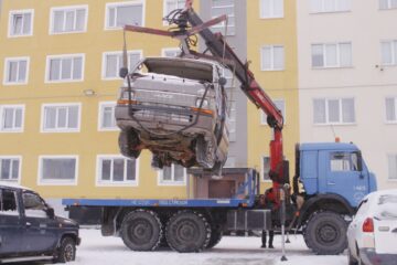 В северном городе борются с «подснежниками» – брошенные автомобили мешают снегоуборке