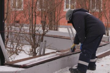 Строители облагораживают парковую зону Музея Норильска