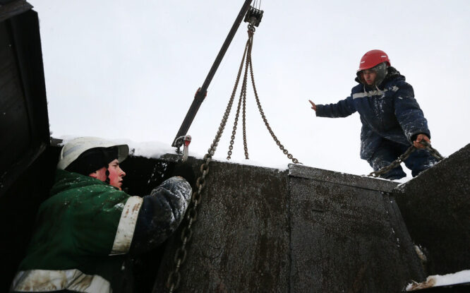 С берега реки Норильской демонтируют и вывозят более 900 незаконных строений