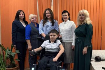 Фонд «Территория добра»  передал новую инвалидную коляску юному норильчанину
