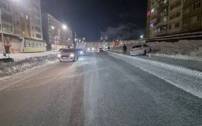 В Норильске пьяный водитель вылетел на тротуар и сбил женщину с ребенком