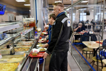 Как в столовых «Норникеля» поздравили мужчин с 23 февраля