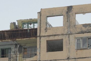 В Норильске на Лауреатов, 75, продолжается демонтаж аварийного дома