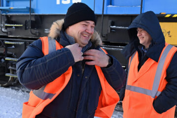 Олимпийский чемпион по прозвищу Русский Танк сел за пульт управления самого северного железнодорожного шнекоротора