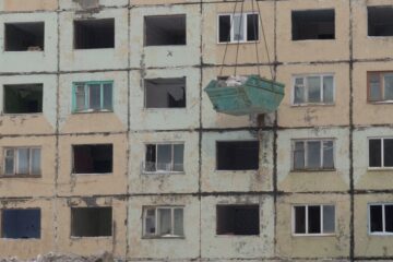 Горожане выложили видео с нарушением подрядчиком технологии разбора дома на ул. Лауреатов, 75