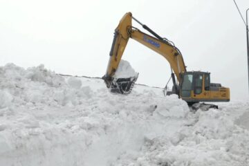 Дорожные службы города очищают кюветы, водопропускные трубы и коллекторы от накопившегося снега