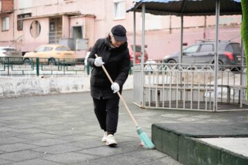 Первый общегородской субботник сезона в Норильске начался с уборки дворов и детских площадок