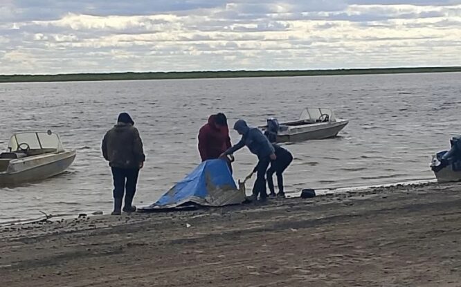 Таймырские школьники очистили берега от металлолома и покрасили детскую площадку