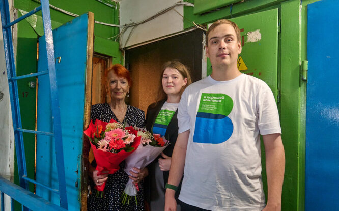 Молодые сотрудники «Норникеля» вручили подарки почти 80 ветеранам труда Норильска