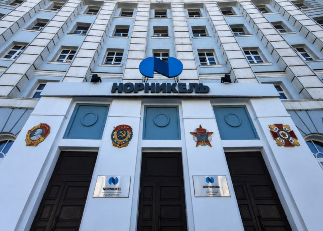 Макеты четырёх орденов установили на здании управления «Норникеля» в Норильске