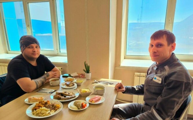 От тартара до шашлыка из сёмги: чем угощают в столовых «Норникеля» в честь Дня металлурга