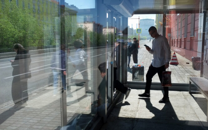 Норильчанин ищет свидетелей столкновения автомобилей на улице Лауреатов