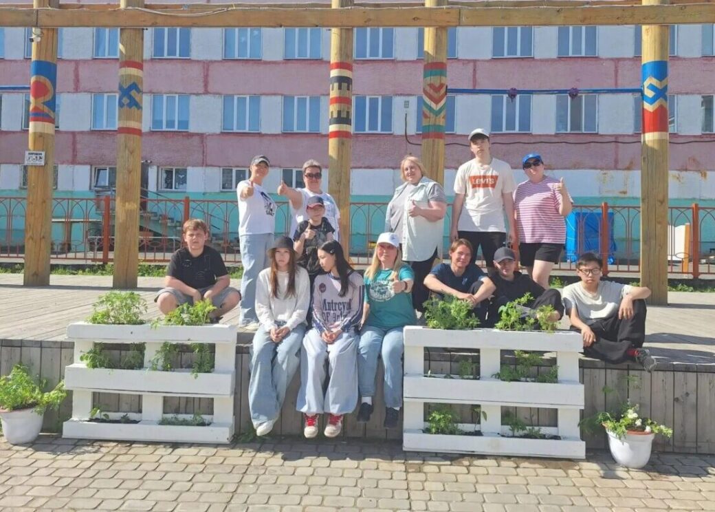 Трудовое лето в Дудинке: подростки расчистили 13 участков и высадили деревья