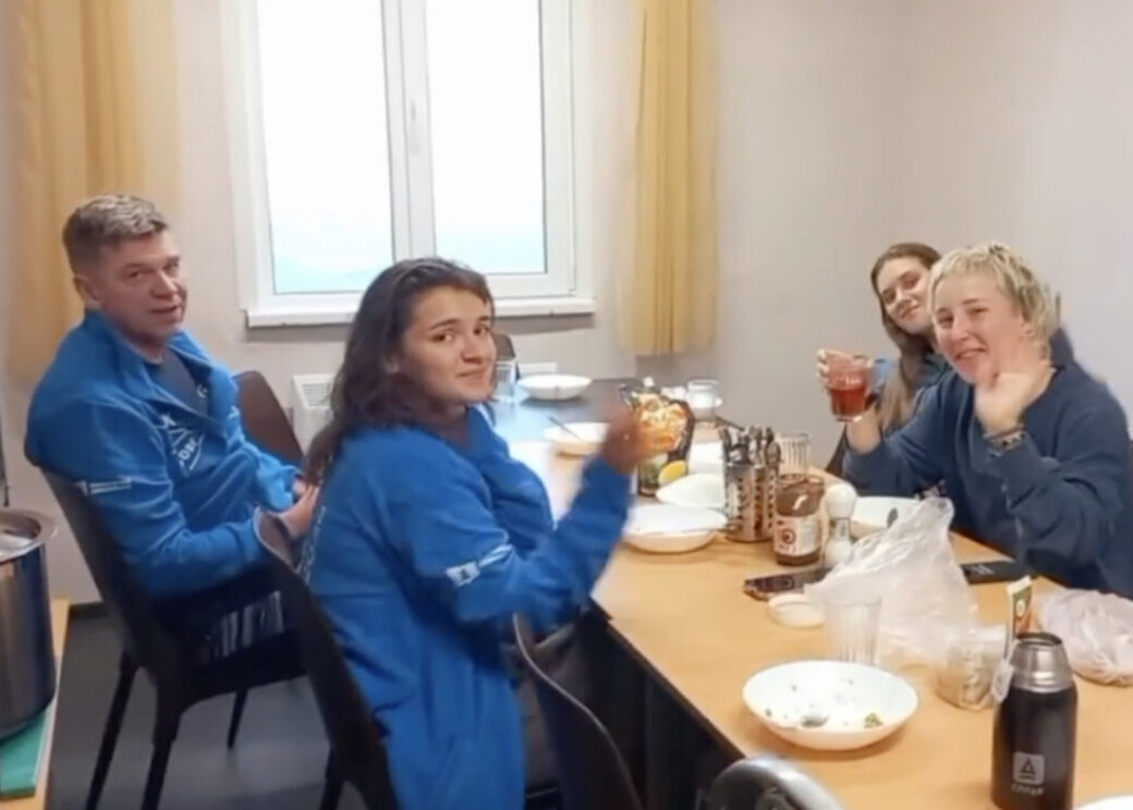 В первую группу большой арктической экспедиции на мыс Челюскин  попали только девушки