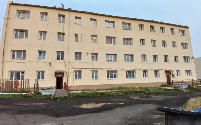 Цветные фасады появились на двух жилых домах по улице Таймырской в Хатанге