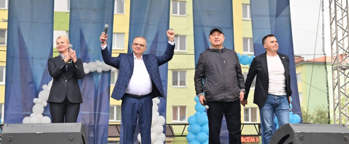 Руководитель по развитию производства горных работ ЗФ «Норникеля» и руководство города со сцены поздравили норильчан с Днём шахтёра