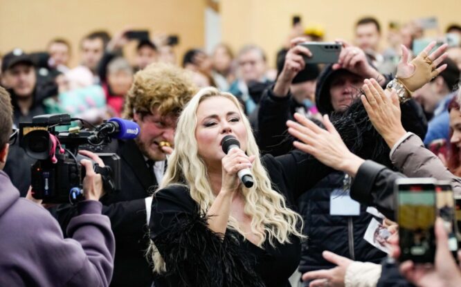 Анна Семенович выступила в Талнахе на День шахтёра