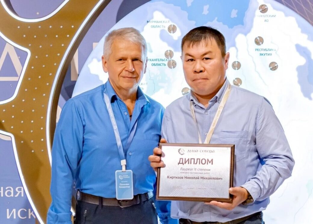 Косторез Николай Киргизов с успехом представил свое творчество на выставке в Салехарде