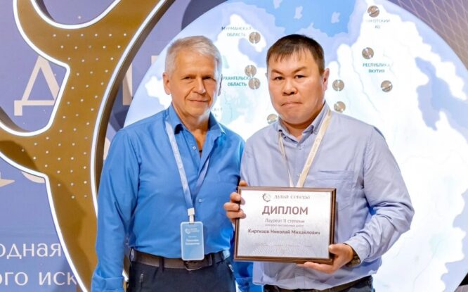 Косторез Николай Киргизов с успехом представил свое творчество на выставке в Салехарде